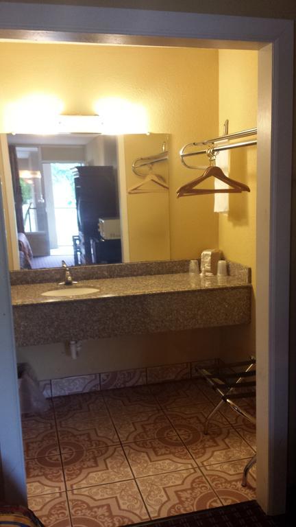Sunbelt Lodge Motel Abbeville Bagian luar foto